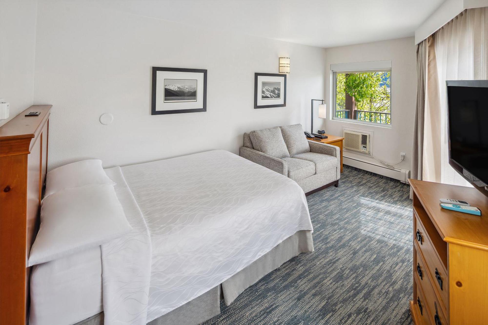 4 Hotels In Alaska That Actually Deliver on Location