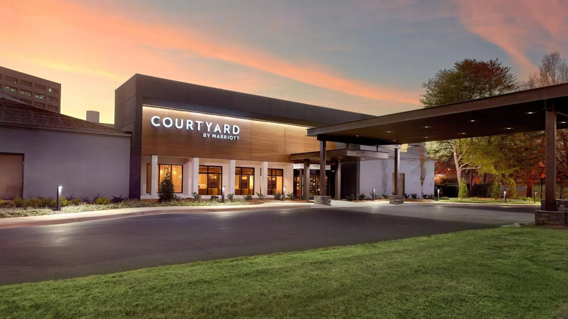 4 Smart Courtyard by Marriott Hotels Near Latta Park