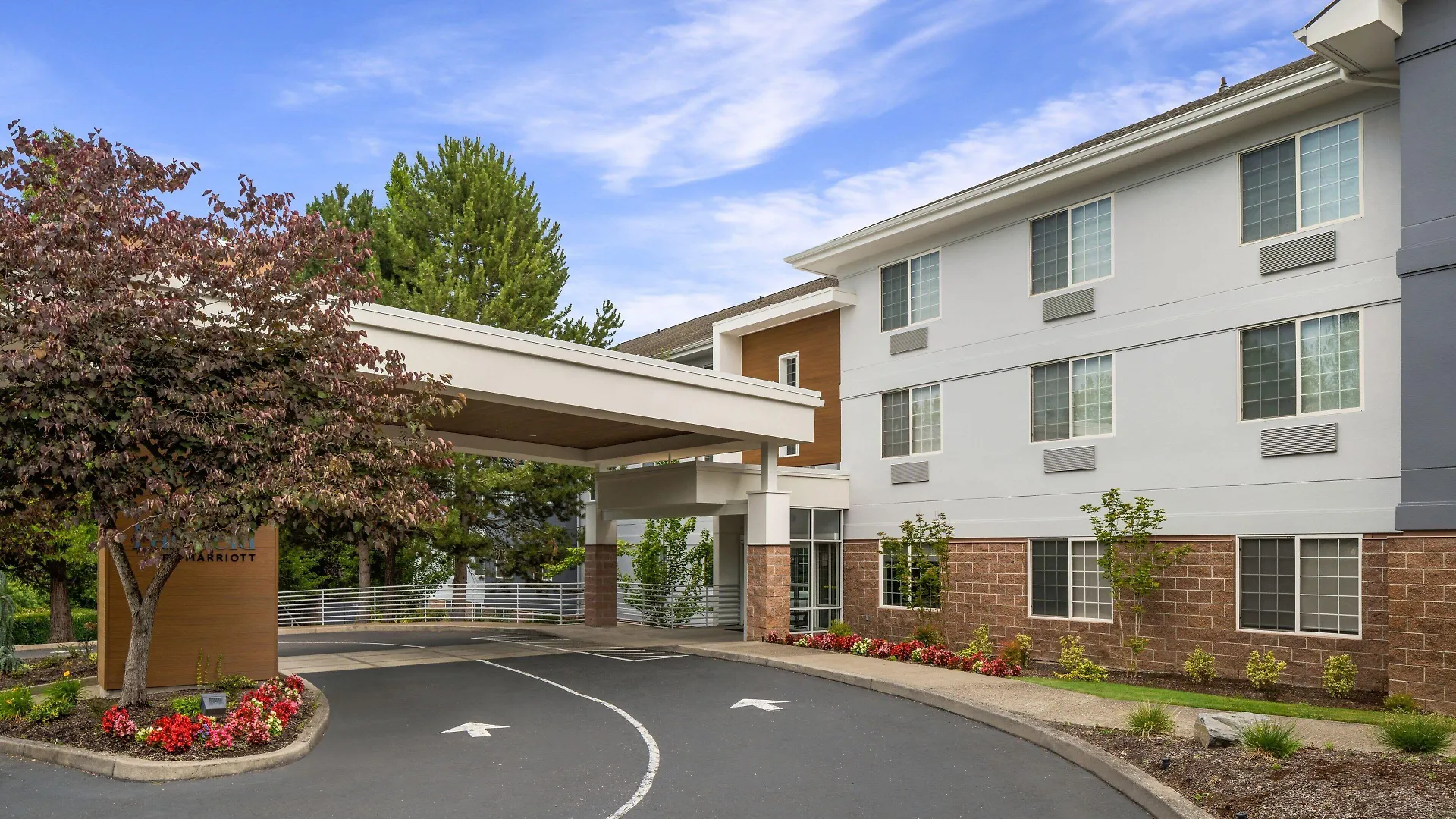 Staying Near MacLeay Park Lower: 5 Business Hotels Compared