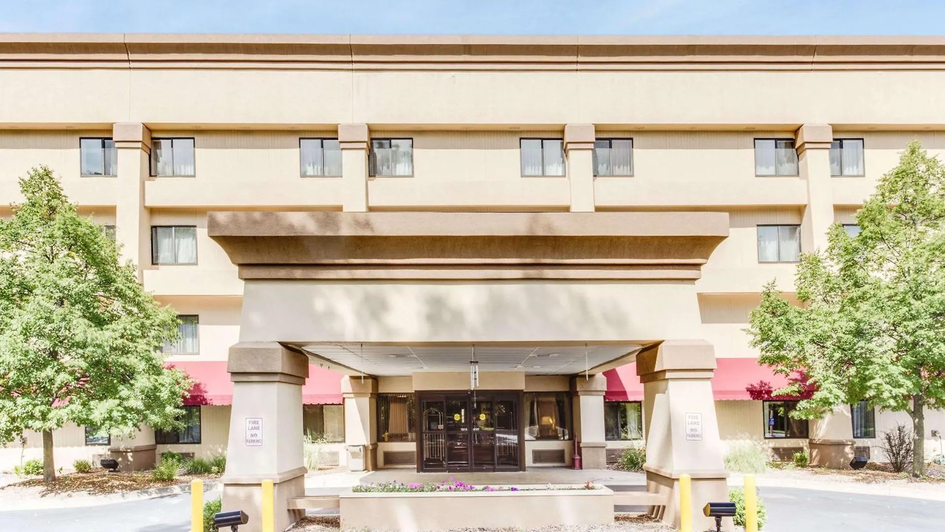 7 Smart Golf Hotels Near WIDR Western Michigan Worth Booking
