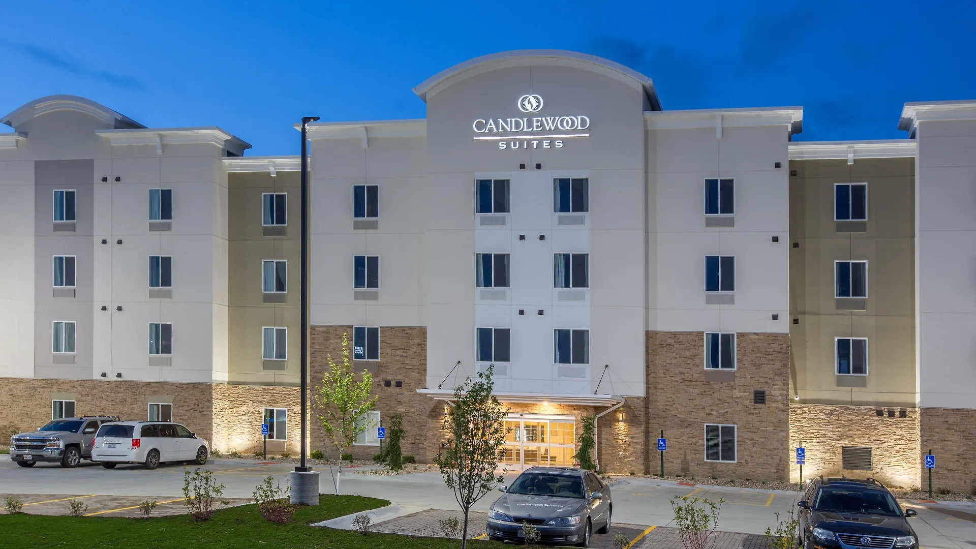 Where to Stay Near Oak View Mall: 4 Top 3-Star Hotels