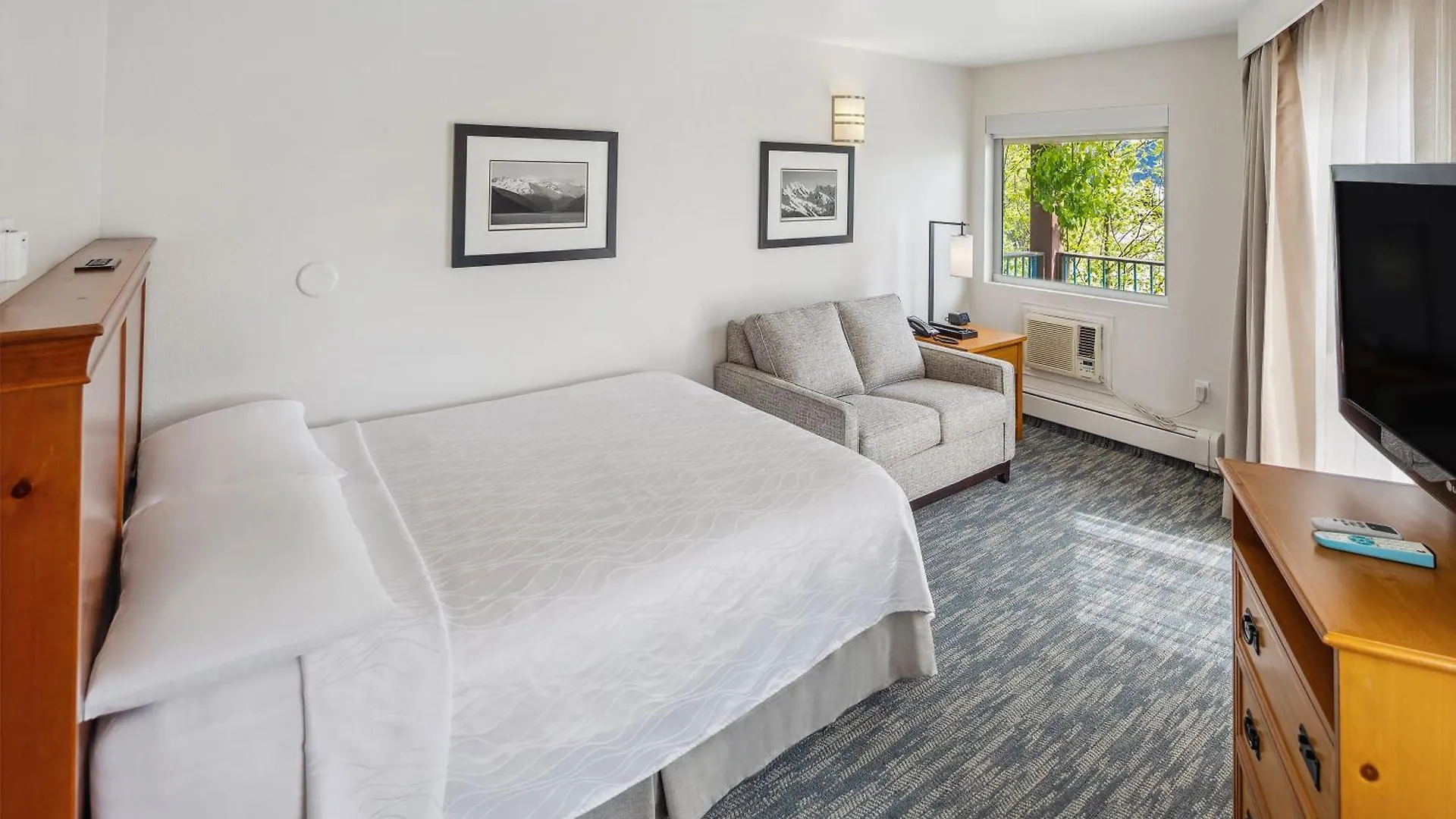 4 Hotels In Alaska That Actually Deliver on Location