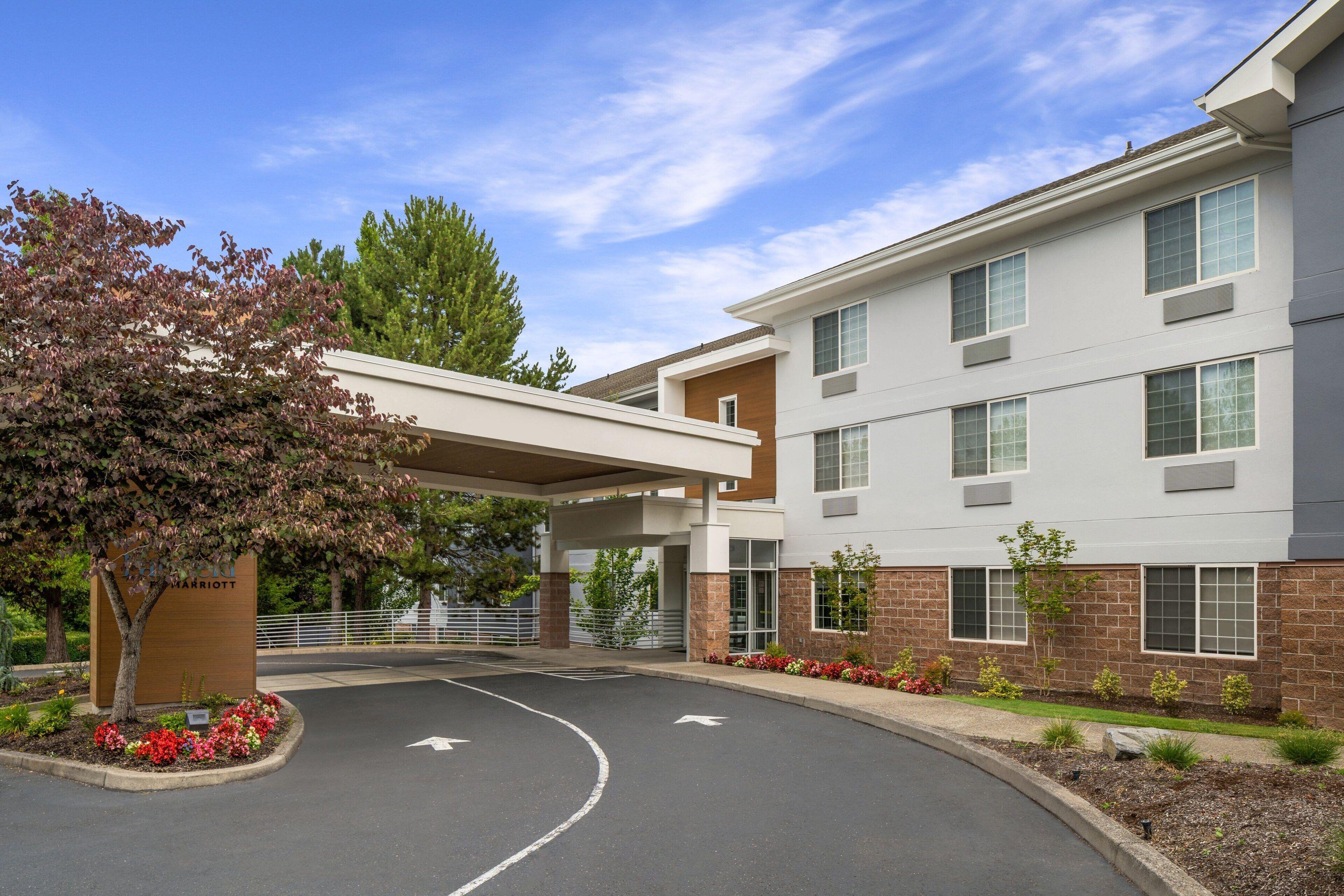 Staying Near MacLeay Park Lower: 5 Business Hotels Compared
