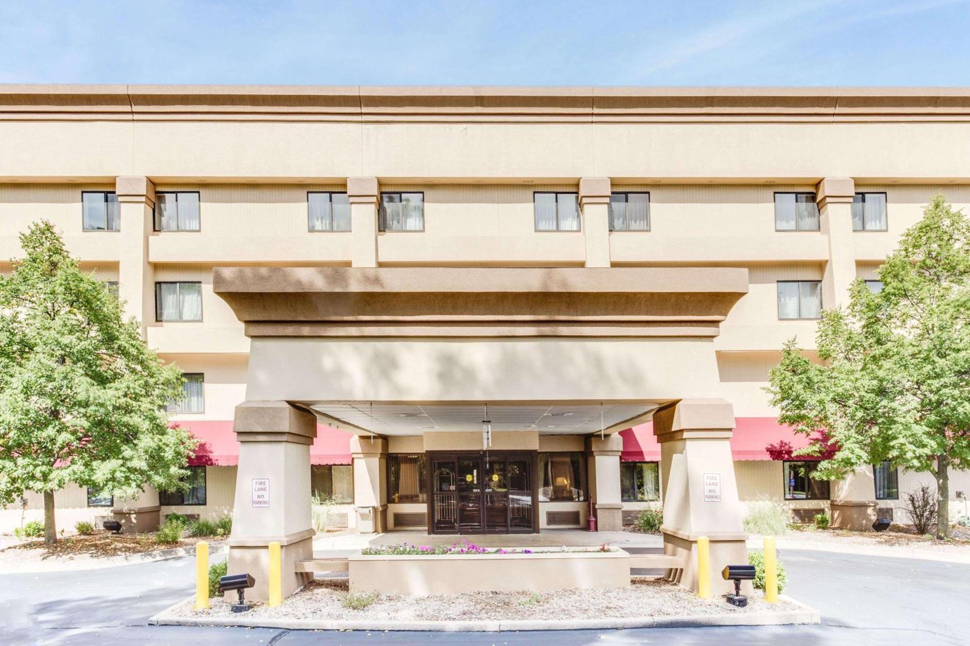7 Smart Golf Hotels Near WIDR Western Michigan Worth Booking