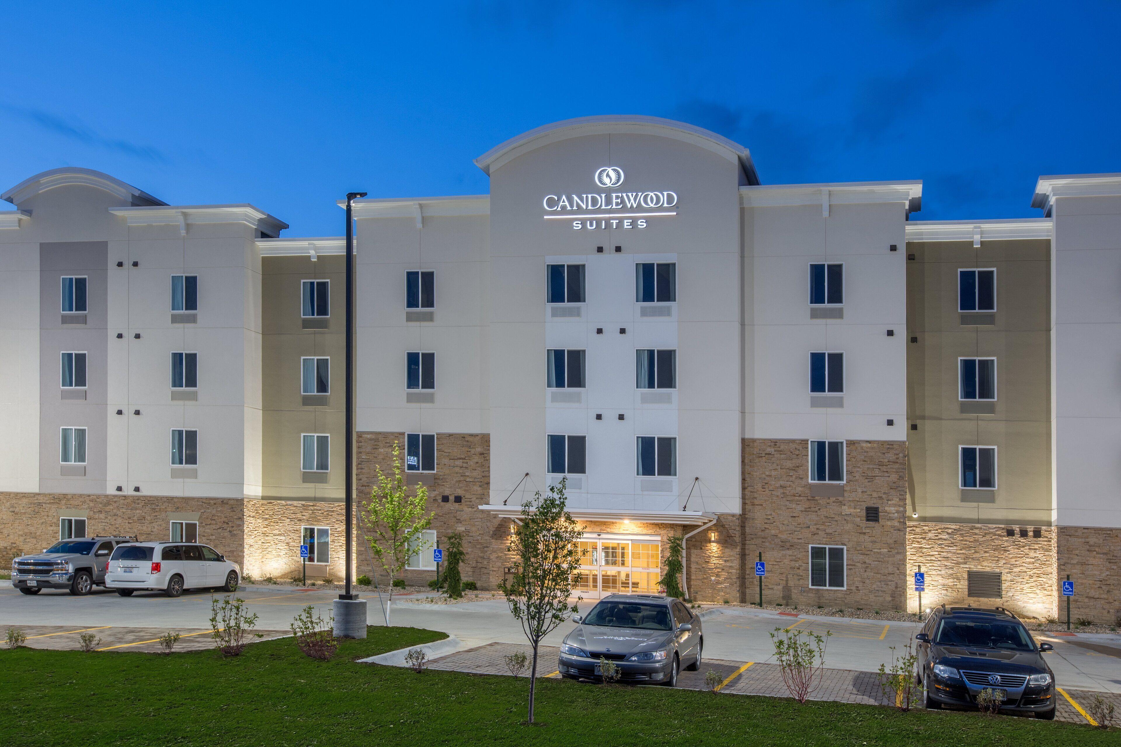 Where to Stay Near Oak View Mall: 4 Top 3-Star Hotels