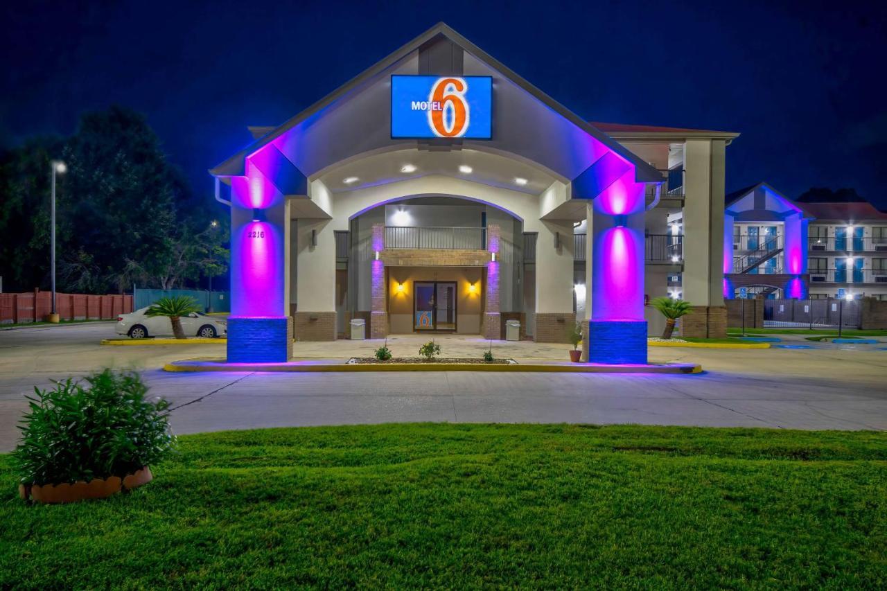 Staying Near Louisiana Museum of Military: 2 Hotels Compared